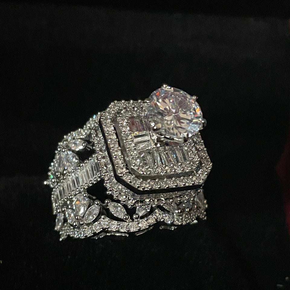 Regal Luxe Solitaire Statement Ring – Multi - Layer Sparkle Design - Vinni’s Jewelry