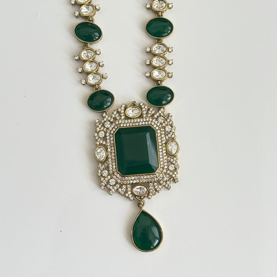 Royal Heritage Emerald Necklace Set – Kundan Detailing - Vinni’s Jewelry