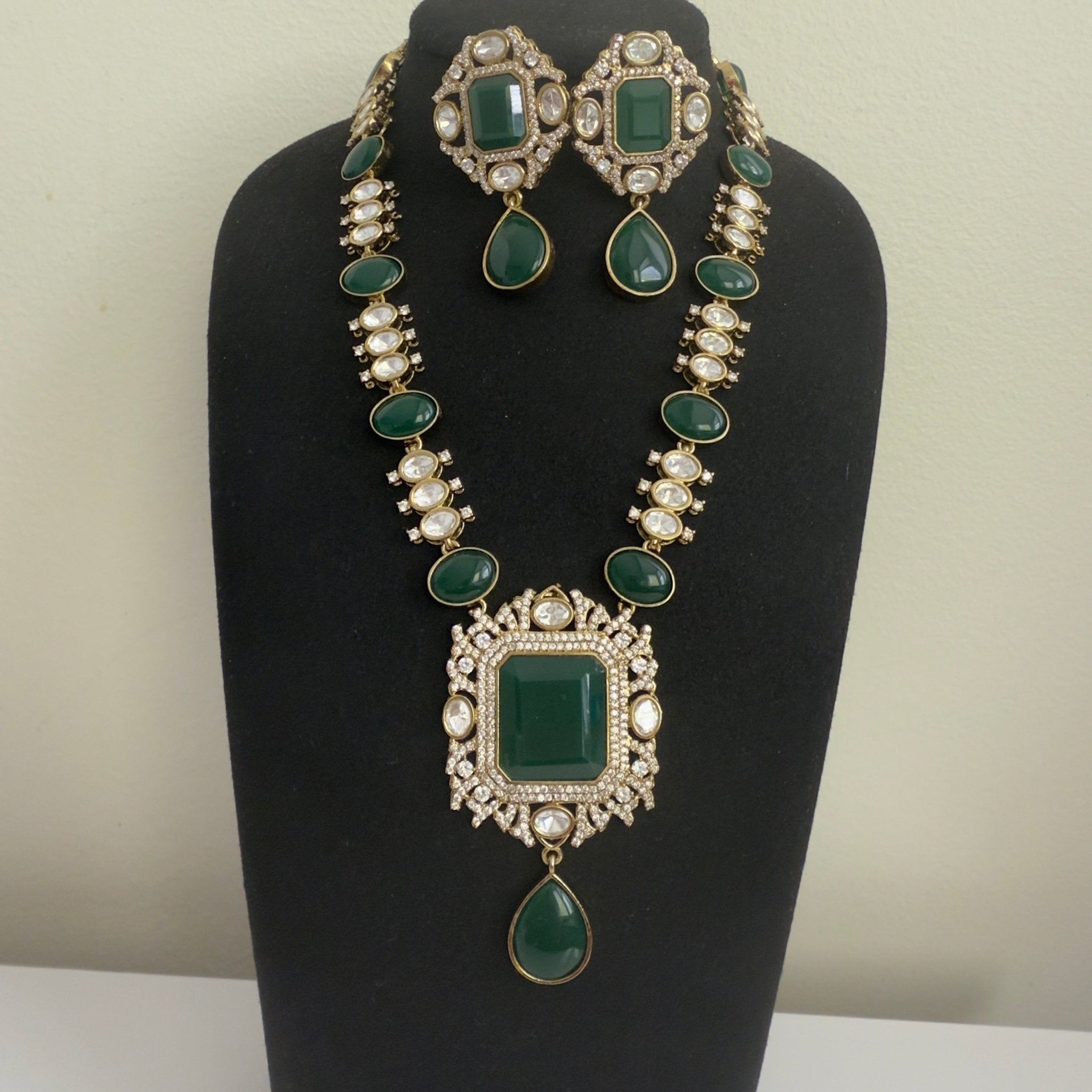 Royal Heritage Emerald Necklace Set – Kundan Detailing - Vinni’s Jewelry