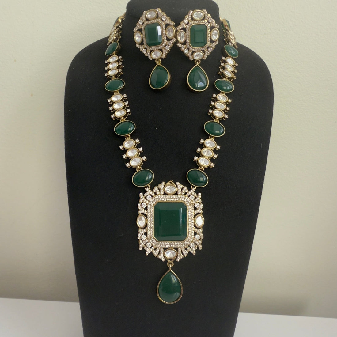 Royal Heritage Emerald Necklace Set – Kundan Detailing - Vinni’s Jewelry