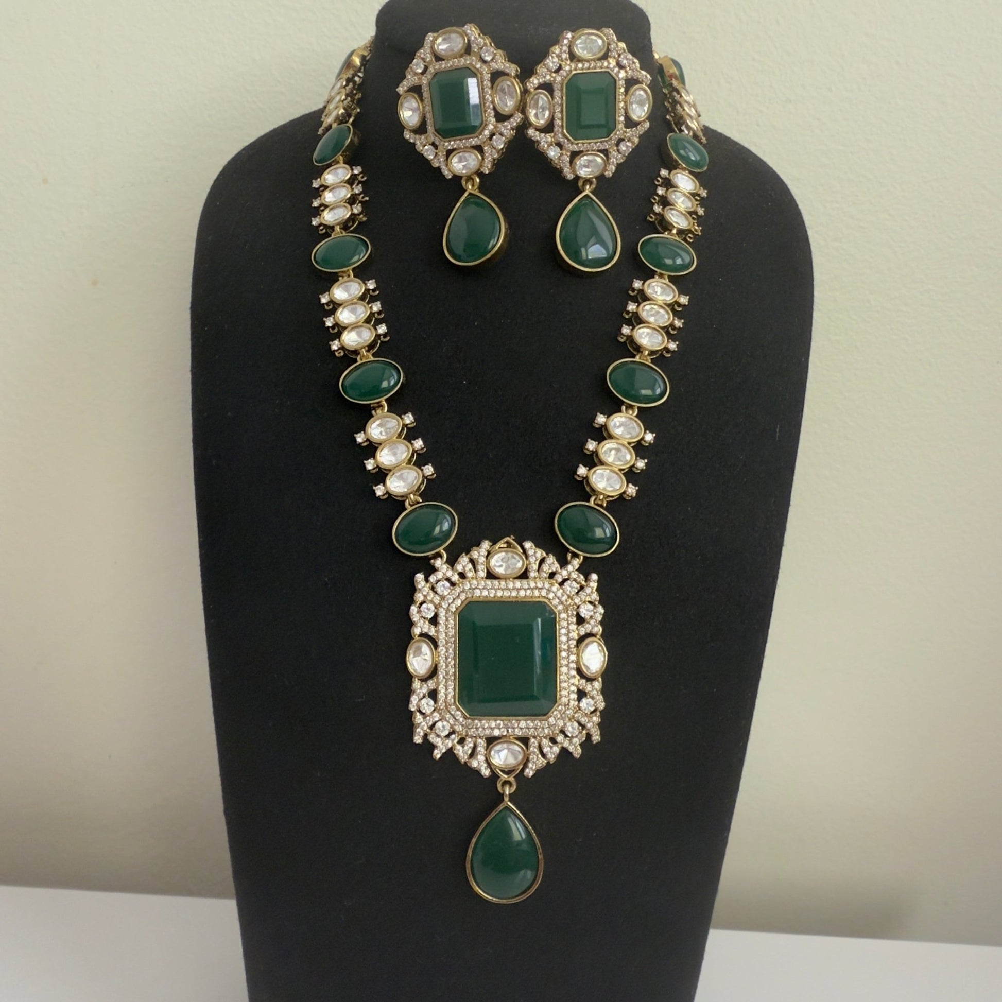 Royal Heritage Emerald Necklace Set – Kundan Detailing - Vinni’s Jewelry