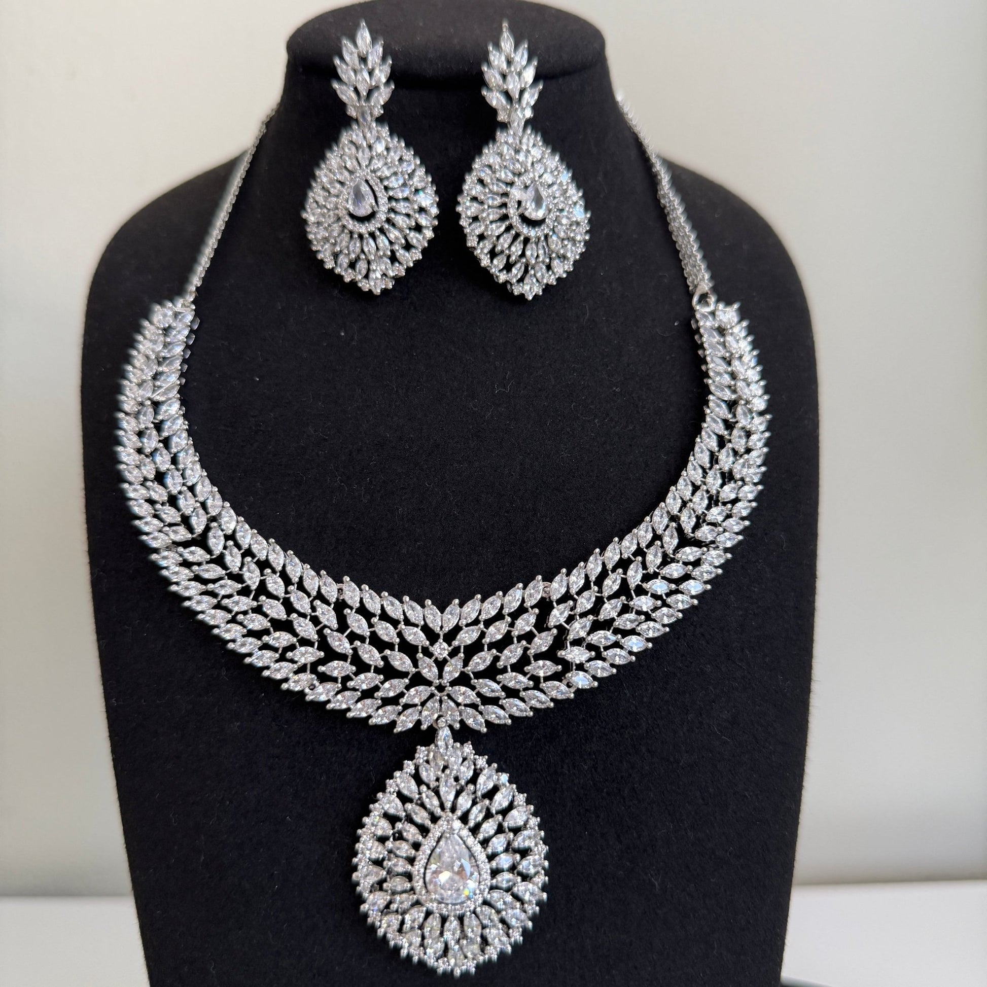 Snowdrop Elegance Necklace Set| Vinni’s Jewelry - Vinni’s Jewelry